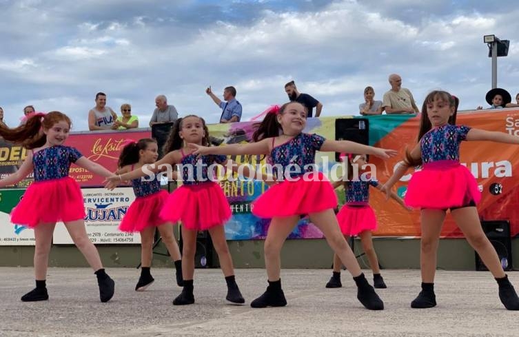 Domingo de danzas en la costanera