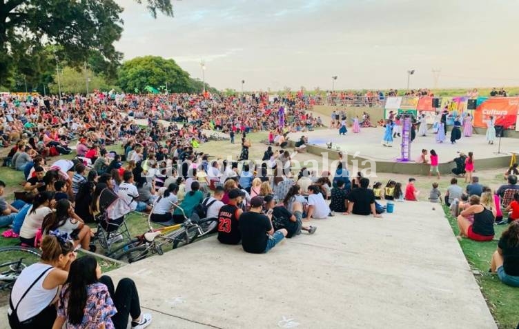 El anfiteatro Martín Miguel de Güemes estuvo colmado por cientos de familias de Santo Tomé y la región. (Foto: facebook Municipalidad de Santo Tomé)