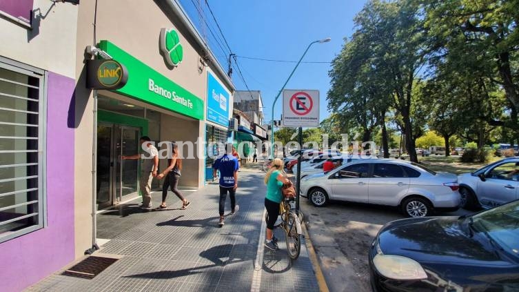 Sacó 20 mil pesos del cajero, lo siguieron y lo asaltaron