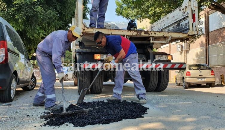 Bacheo en calle Hipólito Irigoyen, barrio Zaspe. (Foto: Municipalidad de Santo Tomé) 