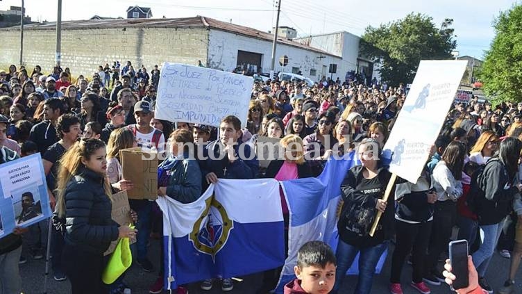 Puerto Deseado: Cientos de personas reclamaron el esclarecimiento y cuestionaron al juez