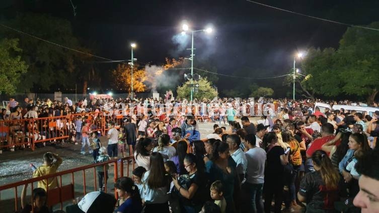 Con una gran concurrencia de público Santo Tomé vivió la primera noche de carnaval. 