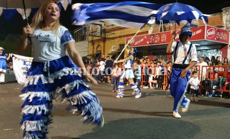 La Locura como estandarte, en su paso por calle Sarmiento.