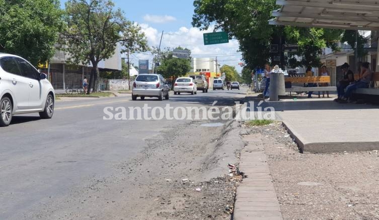 Las obras de bacheo incluyen una nueva intervención en la zona del parador de colectivos. (Foto: Santotomealdia)