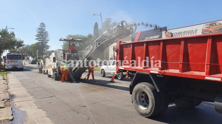 Comenzaron a reparar baches y deformaciones en Avenida 7 de Marzo