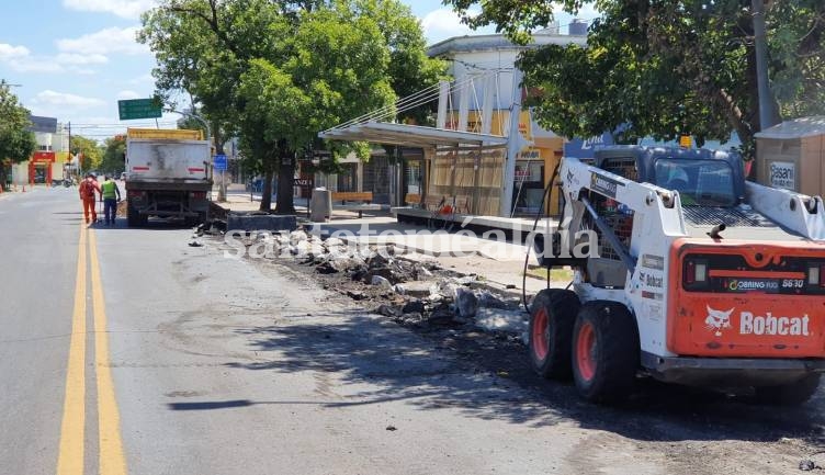 Bacheo en la avenida: raparan la zona del parador de colectivos