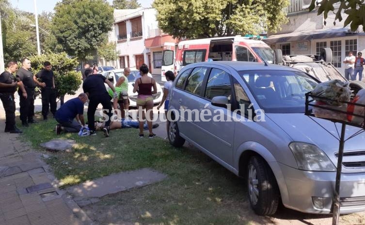 Los dos vehículos que estaban estacionados resultaron dañados. 