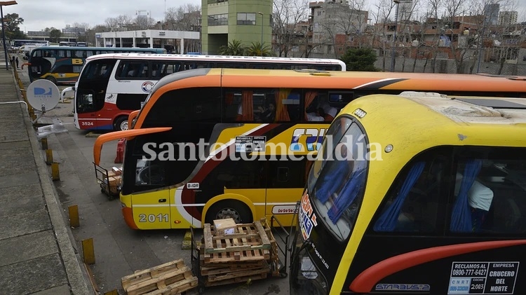 Habilitan turismo en micros y trenes con ocupación del 80 por ciento de las unidades