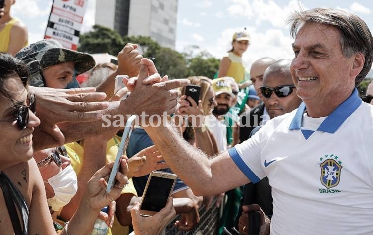 Bolsonaro salió a la calle para animar a la gente a romper el aislamiento