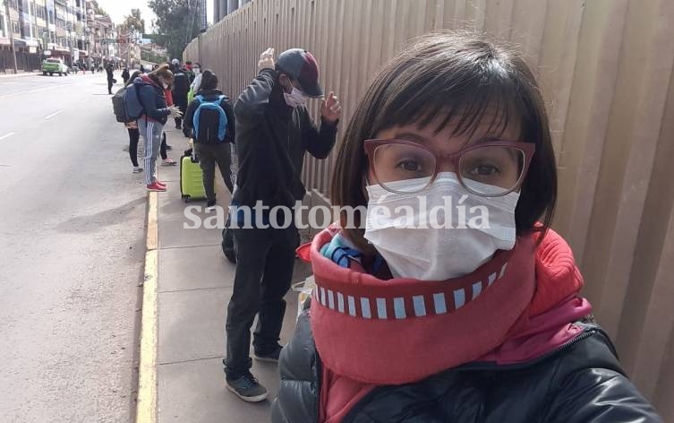 Antonela, esta mañana, esperando para ingresar al aeropuerto de Cuzco.