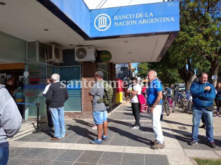 En Santo Tomé se repitió la postal de largas filas en los bancos para cobrar jubilaciones y asistencia social 