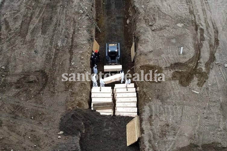 El COVID-19 hace estragos en en Estados Unidos: Nueva York entierra sus muertos en fosas comunes