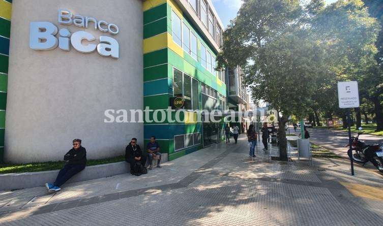 Sin atención por ventanilla y con turno previo, los bancos vuelven a abrir sus puertas