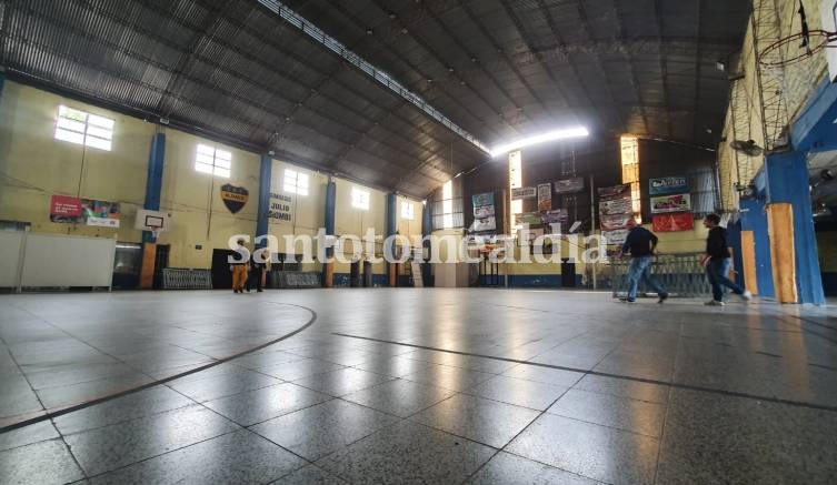 El gimnasio de Alianza, donde se comienzan a instalar las camas.