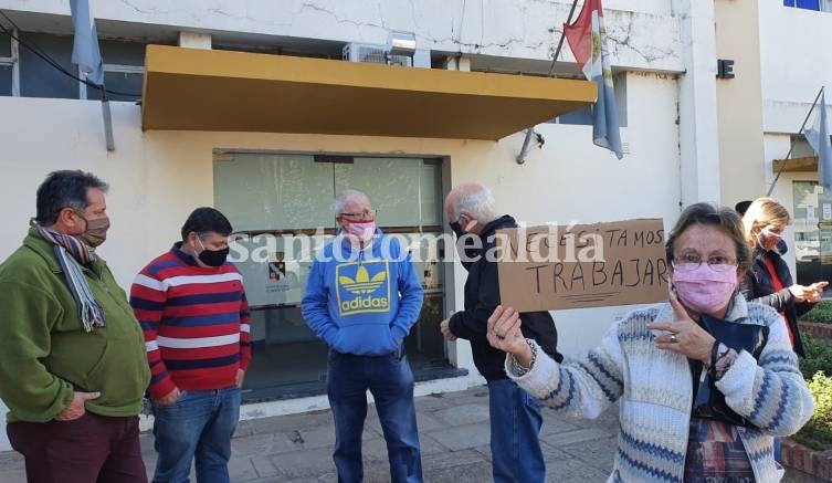 Comerciantes se manifestaron frente al municipio. (Foto: Santotomealdia)