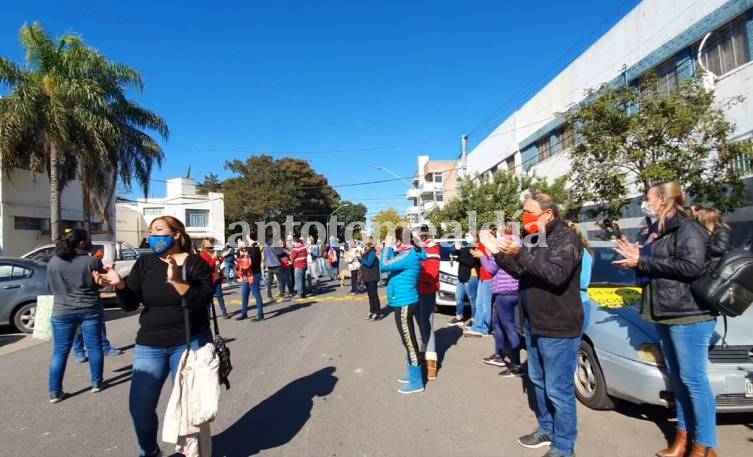 “La situación es insostenible, necesitas abrir ya”, manifestaron los comerciantes. (Foto: Santotomealdia)