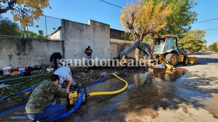 Reparan un caño de agua potable en el sector abastecido por el tanque central