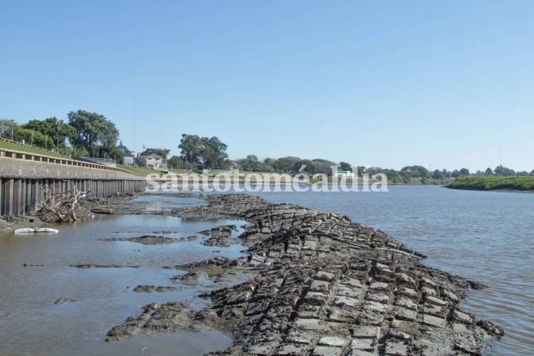 La manta geotextil de las defensas costeras, en el lecho del río, expuesta por la bajante histórica. (Foto: Francisco Ross)