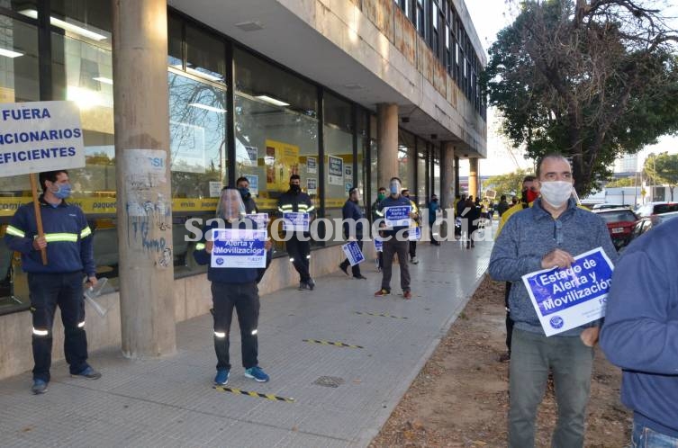 Tratabajadores y trabajadoras telepostales, este jueves, en la puerta del correo de la ciudad de Santa Fe.