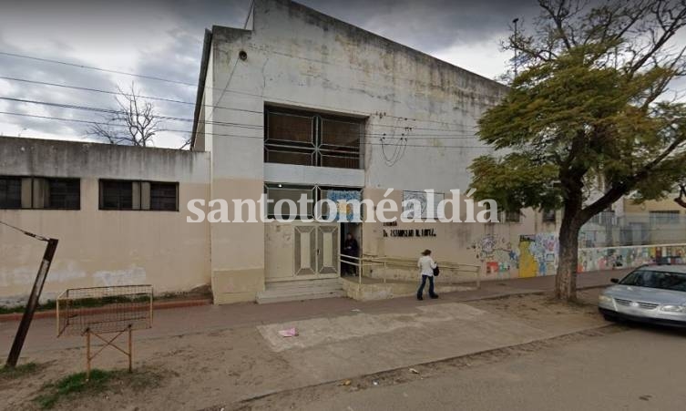 Santa Fe: Encontraron muerto a un joven en la puerta de una escuela