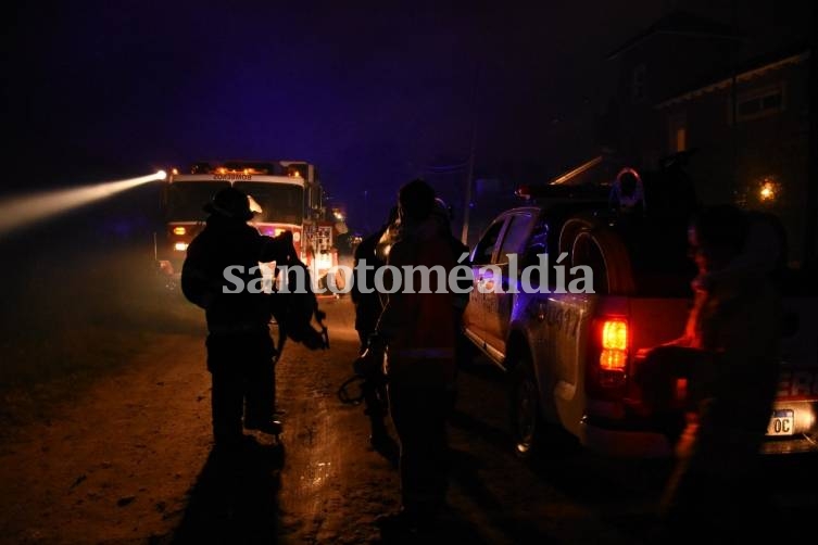 Feroz incendio en la zona de los barrios privados