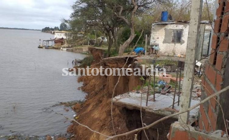 Se desmoronó un tramo importante de la barranca en Sauce Viejo