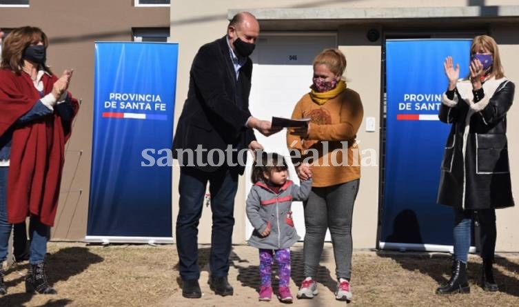 Perotti entregó 18 nuevas viviendas en barrio Acería de la ciudad de Santa Fe