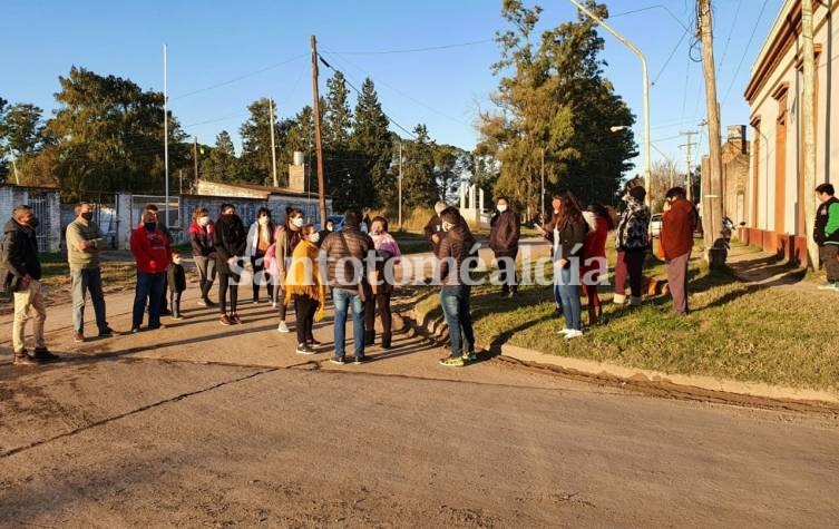 Manifestación de vecinos en reclamo por diversas mejoras para barrio Iriondo