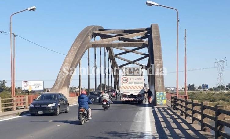 Realizaron trabajos de demarcación horizontal en el puente Carretero