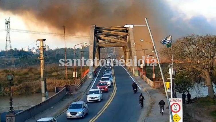 Una quema de pastizales produjo un incendio de magnitud en las islas del Salado