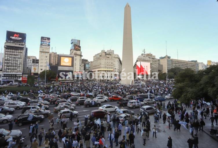 Banderazos y caravanas de protesta en el Obelisco y algunas ciudades del interior