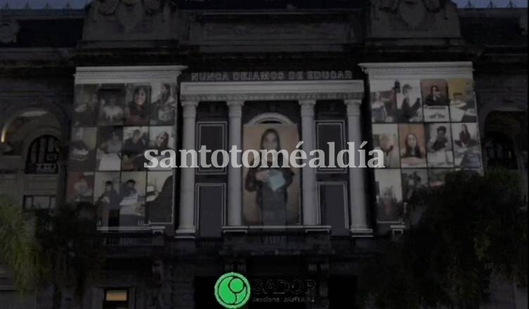 Original protesta del SADOP en la fachada de Casa de Gobierno