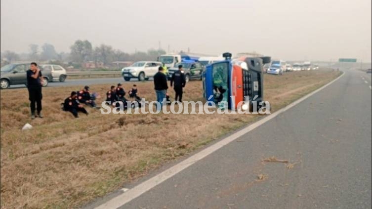 Grave accidente entre una camioneta de la Policía y un auto en la autopista a Santa Fe