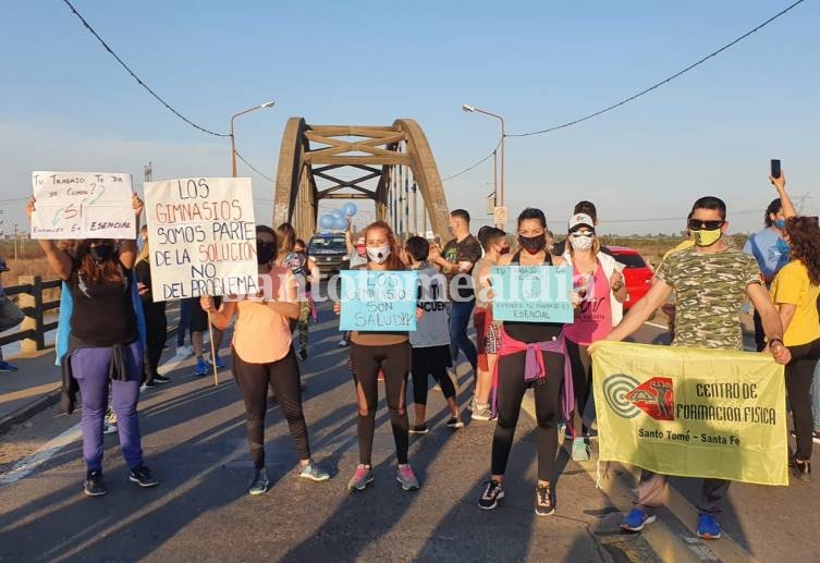 Propietarios de gimnasios cortaron el tránsito en el puente Carretero 