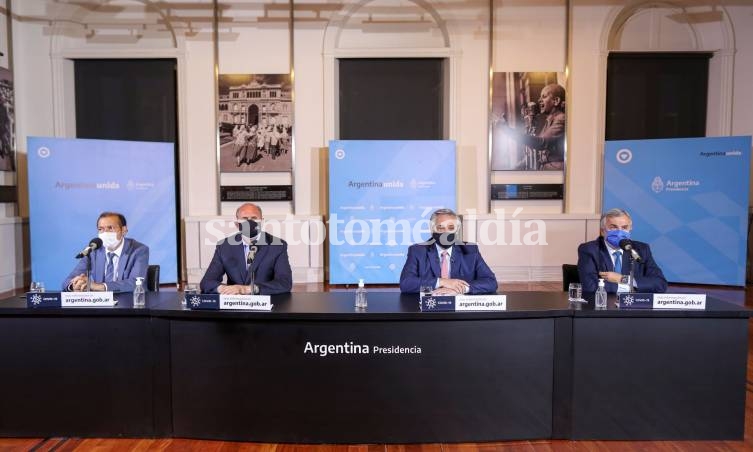 Alberto Fernández, junto a Perotti, anunció restricciones a la circulación en 18 provincias por 14 días