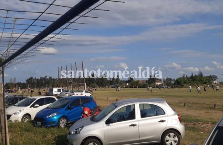 La policía interrumpió un torneo de fútbol con más de 400 personas