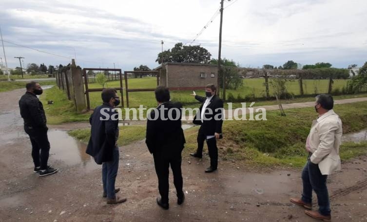 Las autoridades analizaron posibles ubicaciones para la instalación de un cajero automático de la entidad.