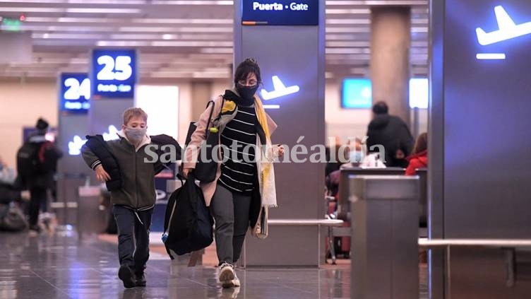 Habilitan aeropuertos y terminales para el ingreso de turistas de países limítrofes