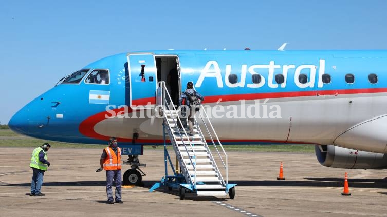 El aeropuerto Sauce Viejo tuvo su primer vuelo con destino a Ezeiza.