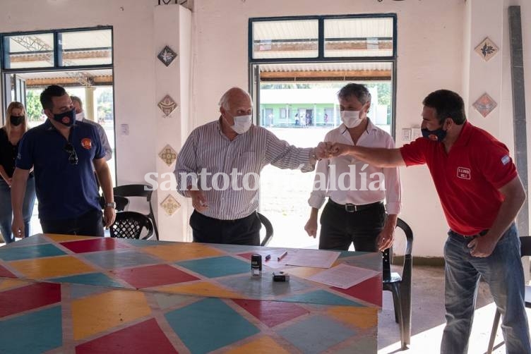 Lifschitz y el intendente González hicieron entrega de las llaves a la comisión directiva de la Asociación de Bomberos Voluntarios de Rincón.