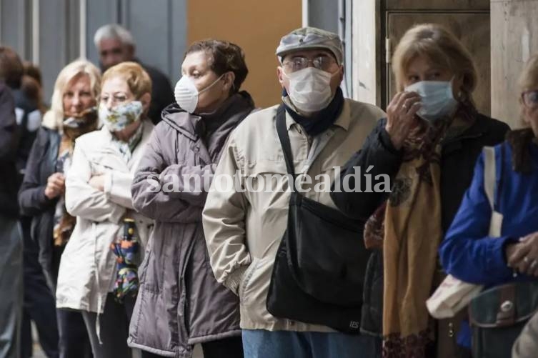 El gobierno evalúa un bono de fin de año para las jubiladas y los jubilados