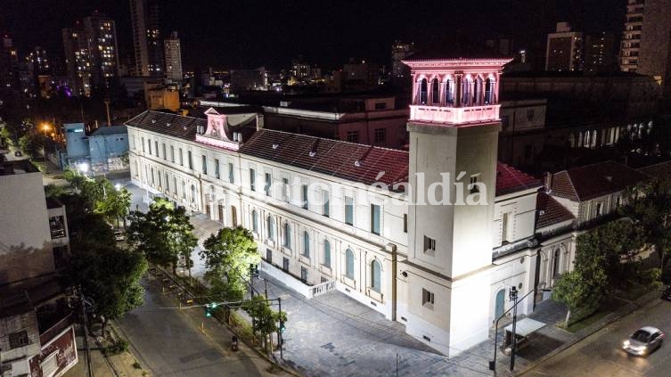 En el 447° aniversario de Santa Fe, la UNL ilumina la fachada de la Facultad de Ciencias Jurídicas y Sociales