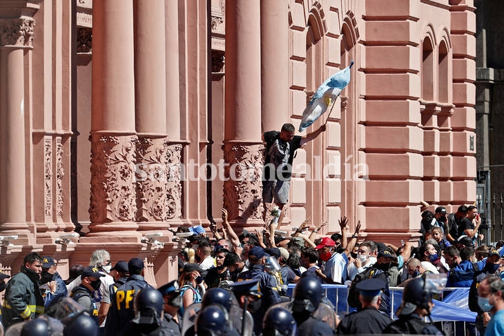 Descontrol en el velatorio de Maradona: incidentes, represión policial y una multitud que ingresó a la fuerza a la Rosada