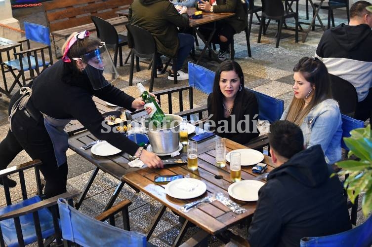 En Santa Fe, bares y restaurantes podrán recibir hasta 10 comensales por mesa el 24 y el 31