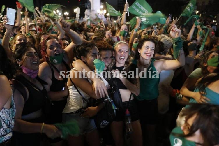 Cantos, baile y lágrimas de emoción en los festejos por la legalización del aborto