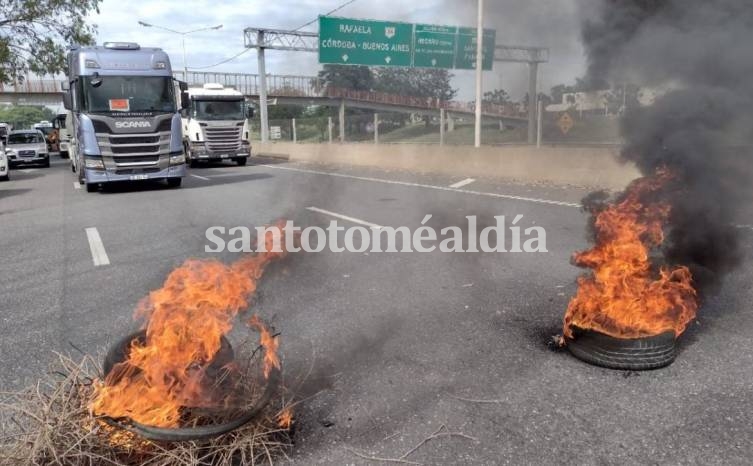 Pescadores cortan rutas en protesta contra la veda