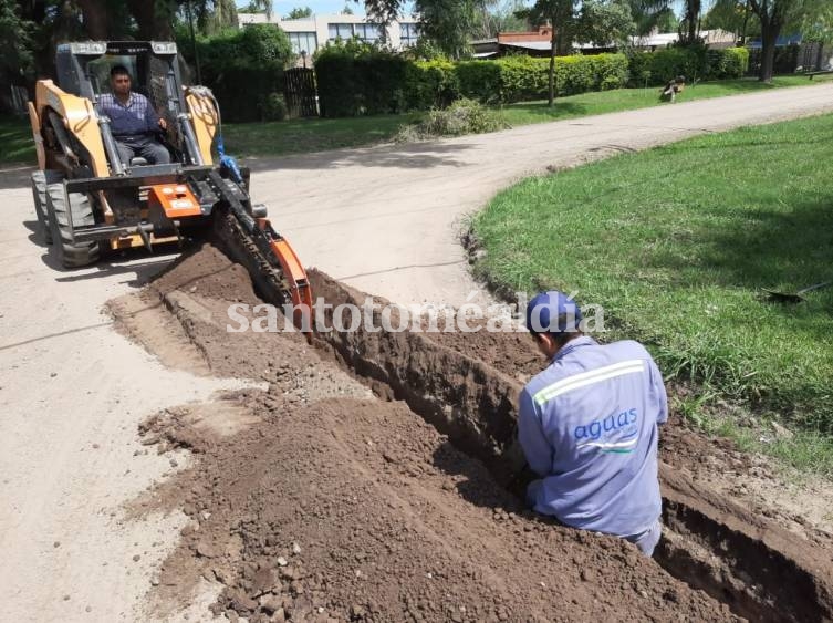 Sauce Viejo: Continúan los trabajos de zanjeo y cañería en barrio Jorge Newbery