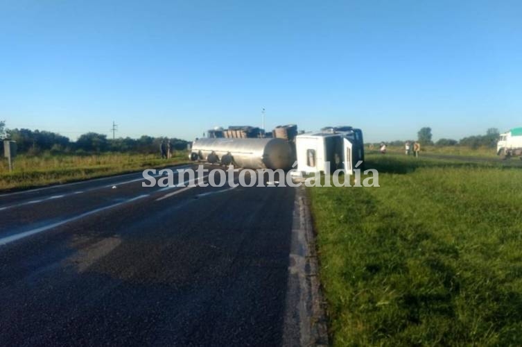 Volcó un camión en la autopista Santa Fe - Rosario a la altura de Sauce Viejo