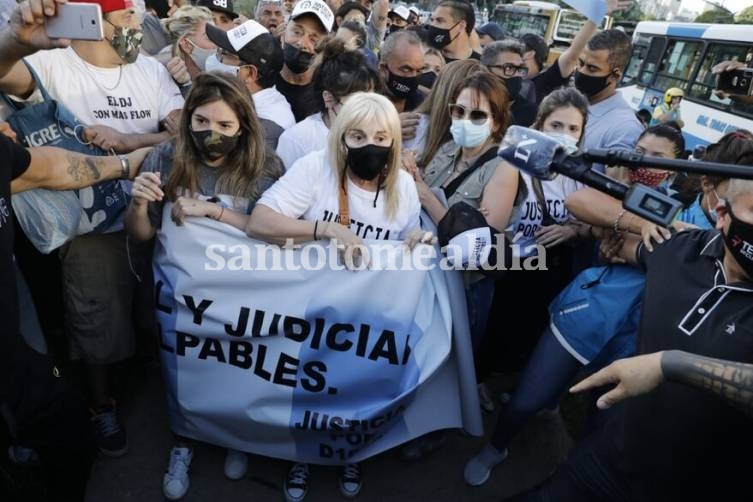 Claudia, Dalma y Gianinna estuvieron en la marcha por Maradona