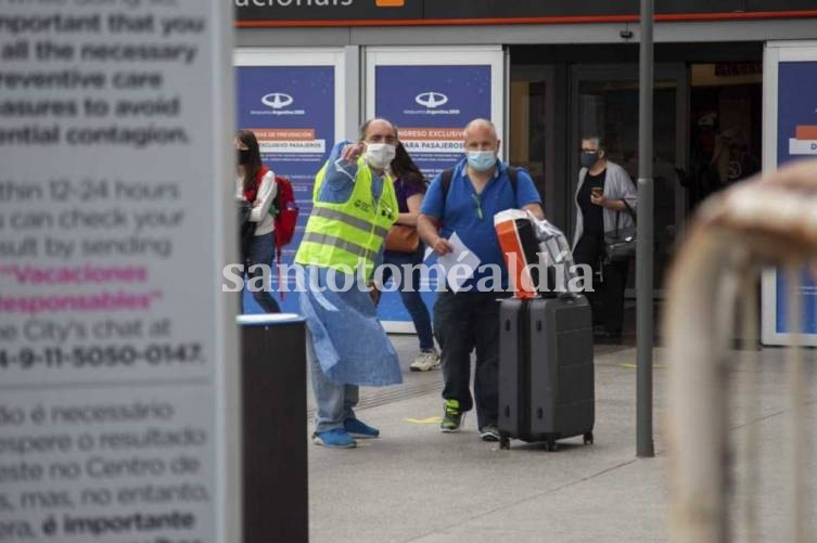 El Gobierno prepara un DNU con nuevas medidas para desalentar los viajes al exterior